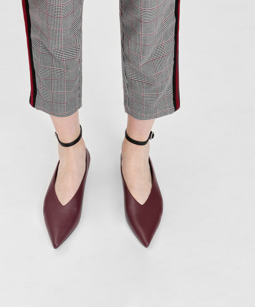 CHARLES & KEITH(チャールズ & キース)の「Vトップラインアンクルストラップフラット / V TOPLINE ANKLE STRAP FLATS(バレエシューズ・レディース・ブラック/グリーン/バーガンディー・22.5cm/23cm/23.5cm/24.5cm/25cm)」の16枚目の写真