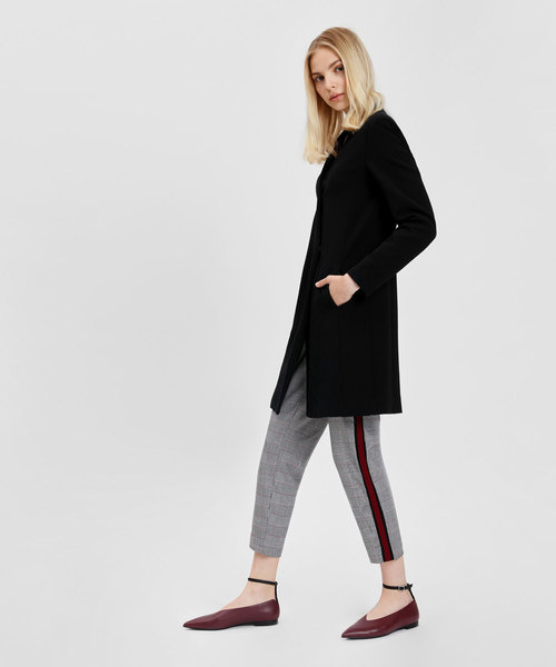 CHARLES & KEITH(チャールズ & キース)の「Vトップラインアンクルストラップフラット / V TOPLINE ANKLE STRAP FLATS(バレエシューズ・レディース・ブラック/グリーン/バーガンディー・22.5cm/23cm/23.5cm/24.5cm/25cm)」の20枚目の写真