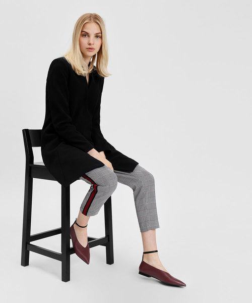 CHARLES & KEITH(チャールズ & キース)の「Vトップラインアンクルストラップフラット / V TOPLINE ANKLE STRAP FLATS(バレエシューズ・レディース・ブラック/グリーン/バーガンディー・22.5cm/23cm/23.5cm/24.5cm/25cm)」の21枚目の写真
