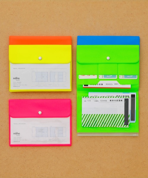 Nahe(ネーエ)の「nahe ネーエ トラベルオーガナイザー ネオン パスポート 三つ折り クリア ケース A6(パスポートケース・レディース・ピンク/イエロー/オレンジ/ブルー/ライトグリーン・FREE)」の12枚目の写真