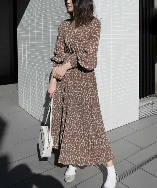 CORNERS(コーナーズ)の「花柄プリーツカシュクールワンピース(ワンピース)」|ダークブラウン