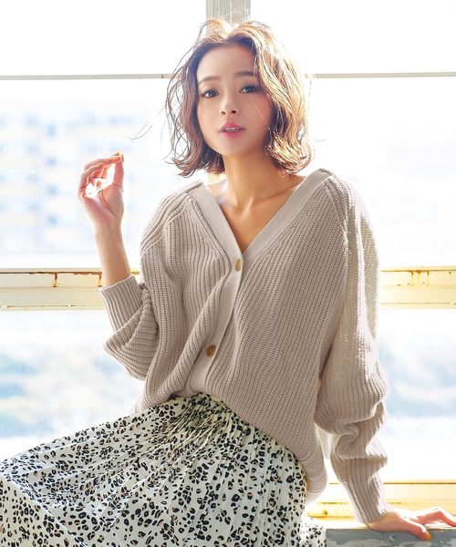 KOBE LETTUCE（コウベレタス）の「ドルマンスリーブVネックニットカーディガン（カーディガン/ボレロ・レディース・ブラック/ベージュ/オフホワイト/イエロー・FREE）」の4枚目の写真