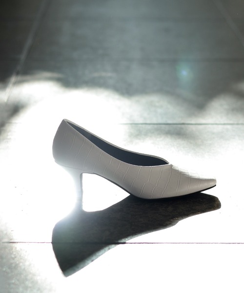 SESTO(セスト)の「型押し素材のスクエアトゥVカットミドルヒールパンプス(パンプス・レディース・ブラック/パイソン/グレイッシュベージュ/キャメル/ホワイト・22.0cm/22.5cm/23.0cm/23.5cm/24.0cm/24.5cm/25.5cm)」の2枚目の写真