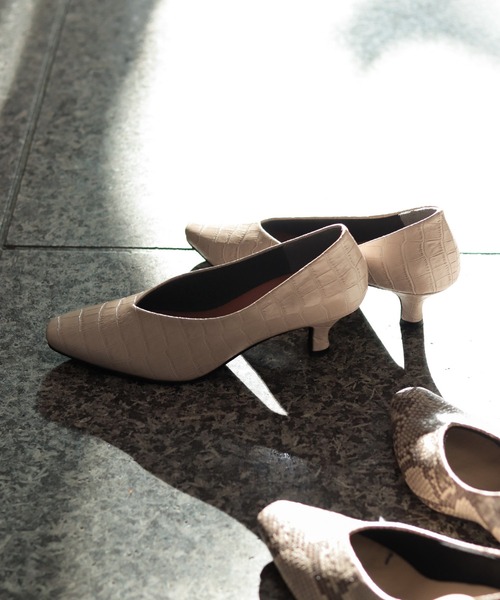 SESTO(セスト)の「型押し素材のスクエアトゥVカットミドルヒールパンプス(パンプス・レディース・ブラック/パイソン/グレイッシュベージュ/キャメル/ホワイト・22.0cm/22.5cm/23.0cm/23.5cm/24.0cm/24.5cm/25.5cm)」の1枚目の写真