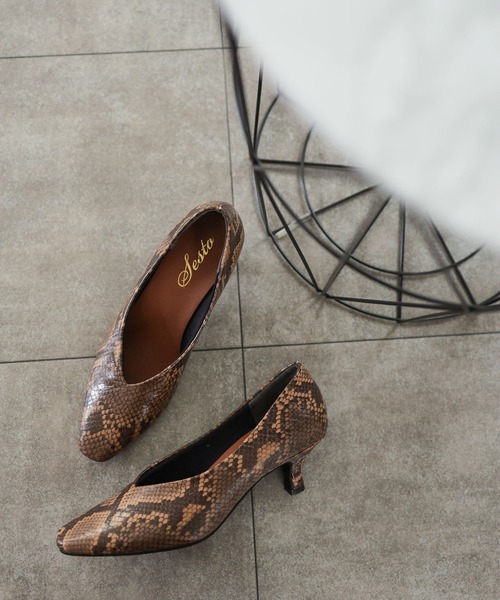 SESTO(セスト)の「型押し素材のスクエアトゥVカットミドルヒールパンプス(パンプス・レディース・ブラック/パイソン/グレイッシュベージュ/キャメル/ホワイト・22.0cm/22.5cm/23.0cm/23.5cm/24.0cm/24.5cm/25.5cm)」の5枚目の写真