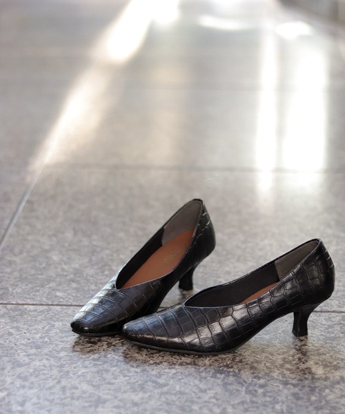 SESTO(セスト)の「型押し素材のスクエアトゥVカットミドルヒールパンプス(パンプス・レディース・ブラック/パイソン/グレイッシュベージュ/キャメル/ホワイト・22.0cm/22.5cm/23.0cm/23.5cm/24.0cm/24.5cm/25.5cm)」の3枚目の写真