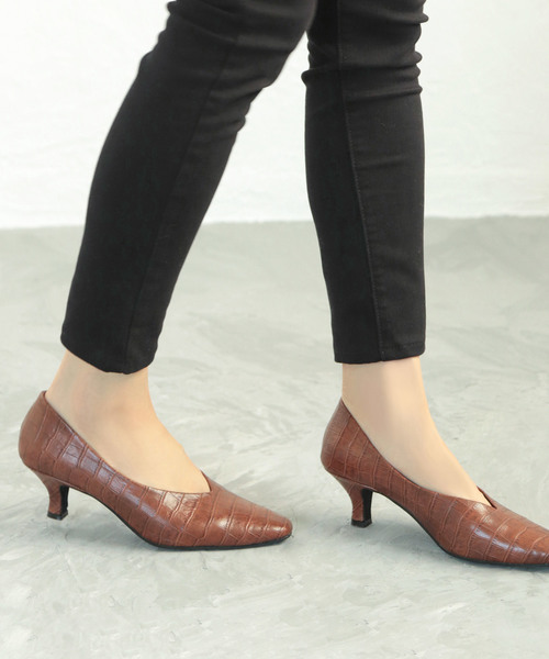 SESTO(セスト)の「型押し素材のスクエアトゥVカットミドルヒールパンプス(パンプス・レディース・ブラック/パイソン/グレイッシュベージュ/キャメル/ホワイト・22.0cm/22.5cm/23.0cm/23.5cm/24.0cm/24.5cm/25.5cm)」の9枚目の写真