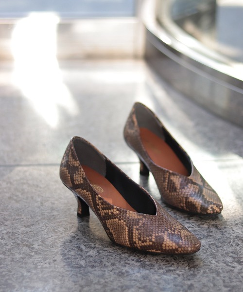 SESTO(セスト)の「型押し素材のスクエアトゥVカットミドルヒールパンプス(パンプス・レディース・ブラック/パイソン/グレイッシュベージュ/キャメル/ホワイト・22.0cm/22.5cm/23.0cm/23.5cm/24.0cm/24.5cm/25.5cm)」の6枚目の写真