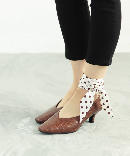 SESTO(セスト)の「型押し素材のスクエアトゥVカットミドルヒールパンプス(パンプス・レディース・ブラック/パイソン/グレイッシュベージュ/キャメル/ホワイト・22.0cm/22.5cm/23.0cm/23.5cm/24.0cm/24.5cm/25.5cm)」の14枚目の写真