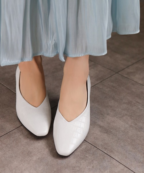 SESTO(セスト)の「型押し素材のスクエアトゥVカットミドルヒールパンプス(パンプス・レディース・ブラック/パイソン/グレイッシュベージュ/キャメル/ホワイト・22.0cm/22.5cm/23.0cm/23.5cm/24.0cm/24.5cm/25.5cm)」の15枚目の写真