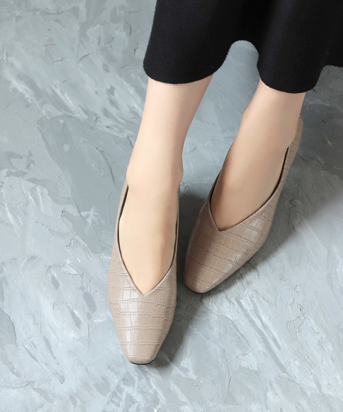 SESTO(セスト)の「型押し素材のスクエアトゥVカットミドルヒールパンプス(パンプス・レディース・ブラック/パイソン/グレイッシュベージュ/キャメル/ホワイト・22.0cm/22.5cm/23.0cm/23.5cm/24.0cm/24.5cm/25.5cm)」の17枚目の写真