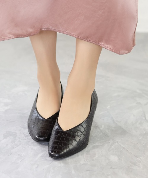 SESTO(セスト)の「型押し素材のスクエアトゥVカットミドルヒールパンプス(パンプス・レディース・ブラック/パイソン/グレイッシュベージュ/キャメル/ホワイト・22.0cm/22.5cm/23.0cm/23.5cm/24.0cm/24.5cm/25.5cm)」の19枚目の写真