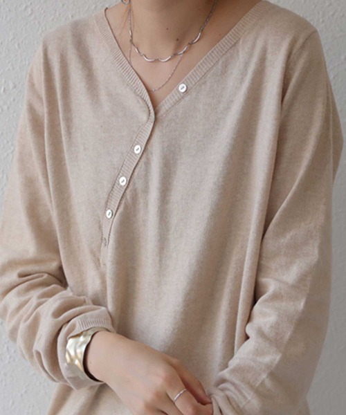antiqua(アンティカ)の「大HITのVネックヘンリー、ついにニットで登場。ボタン綿ニット(ニット/セーター・レディース・ブラック/ベージュ/パープル/ネイビー/レッド/オフホワイト/ライム/オートミール/杢グレー・FREE)」の19枚目の写真