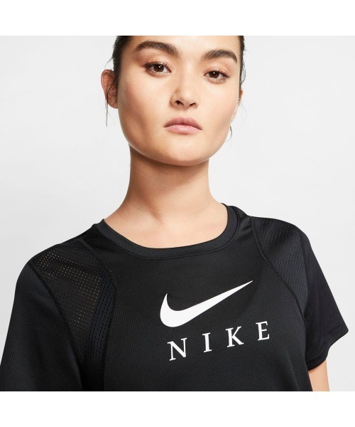 NIKE(ナイキ)の「NIKE/ナイキ ウィメンズ ラン GX S/S トップ(Tシャツ/カットソー・レディース・ブラック/イエローゴールド・M/L/XS/S)」の5枚目の写真
