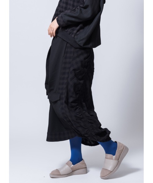 WHITE（ホワイト）の「コットンリネンチェックミリタリーシャーリングスカート（スカート・レディース・ブラック・FREE）」の5枚目の写真