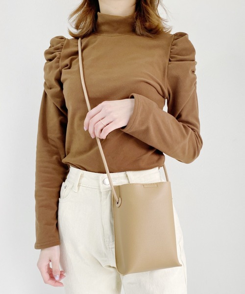 CLEA(クレア)の「フェイクレザースクエアミニスマホショルダーバッグ(ショルダーバッグ・レディース・ベージュ/オリーブ/ブラック/アイボリー/ブラウン/グレイッシュベージュ・FREE)」の4枚目の写真