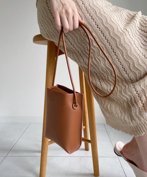 CLEA(クレア)の「フェイクレザースクエアミニスマホショルダーバッグ(ショルダーバッグ・レディース・ベージュ/オリーブ/ブラック/アイボリー/ブラウン/グレイッシュベージュ・FREE)」の3枚目の写真