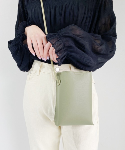 CLEA(クレア)の「フェイクレザースクエアミニスマホショルダーバッグ(ショルダーバッグ・レディース・ベージュ/オリーブ/ブラック/アイボリー/ブラウン/グレイッシュベージュ・FREE)」の6枚目の写真