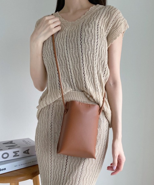 CLEA(クレア)の「フェイクレザースクエアミニスマホショルダーバッグ(ショルダーバッグ・レディース・ベージュ/オリーブ/ブラック/アイボリー/ブラウン/グレイッシュベージュ・FREE)」の7枚目の写真