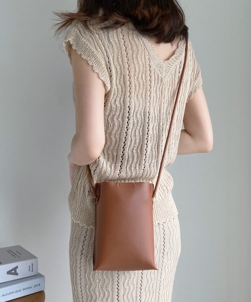 CLEA(クレア)の「フェイクレザースクエアミニスマホショルダーバッグ(ショルダーバッグ・レディース・ベージュ/オリーブ/ブラック/アイボリー/ブラウン/グレイッシュベージュ・FREE)」の8枚目の写真