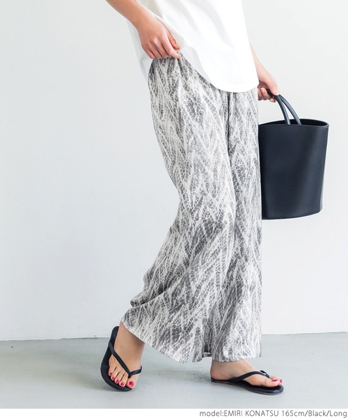 coca（coca）（コカ）の「アンニュイパイソン柄リラックスパンツ（その他パンツ・レディース・ブラック・SHORT/LONG）」の6枚目の写真