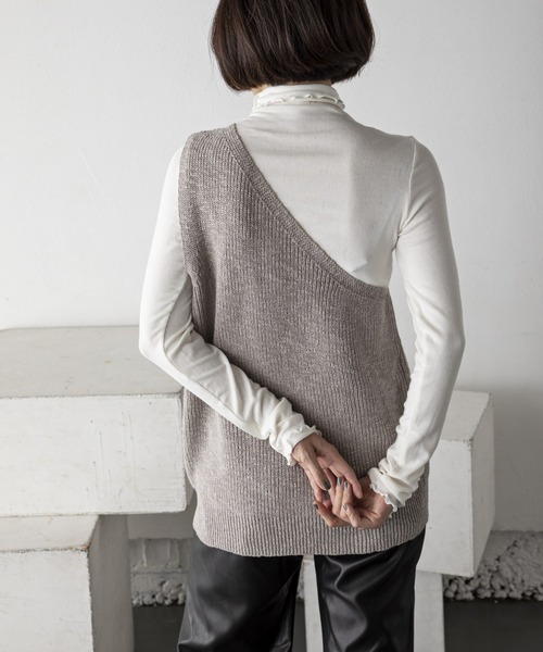 Kari & lili(カウリアンドリィリィ)の「ワンショルダーニットベスト(ベスト・レディース・アイボリー/ブラック/ライトグレー・FREE)」の3枚目の写真