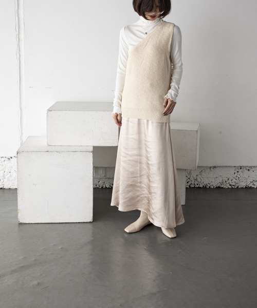 Kari & lili(カウリアンドリィリィ)の「ワンショルダーニットベスト(ベスト・レディース・アイボリー/ブラック/ライトグレー・FREE)」の9枚目の写真