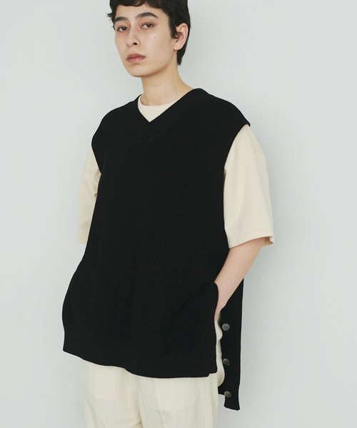 UNDECORATED(アンデコレイテッド)の「UNDECORATED アンデコレイテッド / CODE YARN KNIT VEST コードヤーン オーバーサイズ Vネック ニットベスト / UDS22802(ベスト・メンズ・ベージュ/ブラック・FREE)」の2枚目の写真