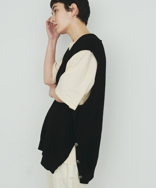 UNDECORATED(アンデコレイテッド)の「UNDECORATED アンデコレイテッド / CODE YARN KNIT VEST コードヤーン オーバーサイズ Vネック ニットベスト / UDS22802(ベスト・メンズ・ベージュ/ブラック・FREE)」の20枚目の写真