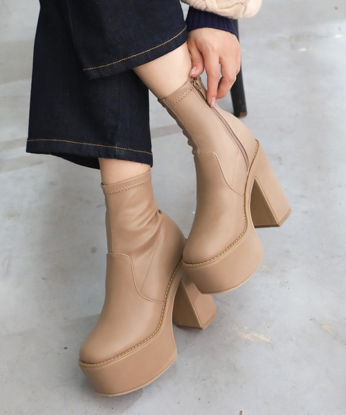 attagirl(アタガール)の「厚底プラットフォームストレッチショートブーツ(ブーツ・レディース・ダークブラウン/パイソン/ブラック/ベージュ/ホワイト/ブラック系その他・M/S/LL/L)」の5枚目の写真