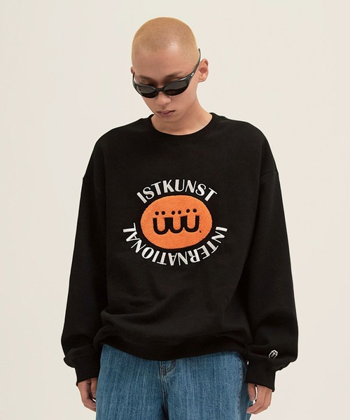 ISTKUNST（イストクンスト）の「A'GEM/9 × .kom『ISTKUNST/イストクンスト』BOUCLE PILL LOGO SWEATSHIRTS/ブークレ ピルロゴ スウェットシャツ トレーナー（スウェット・メンズ・ブラック/ピンク/ライトグレー・M/L）」の2枚目の写真