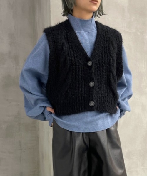 Solace(ソレイス)の「シャギーVネック前開きベスト(ベスト・レディース・ブラック/ピンク/マスタード・FREE)」の2枚目の写真