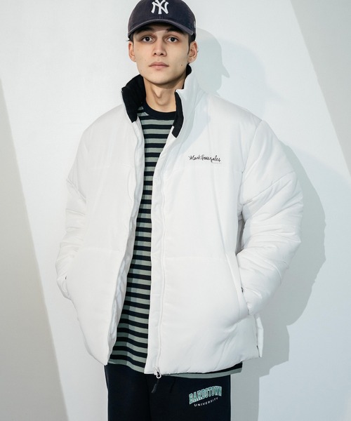 Mark Gonzales（マーク・ゴンザレス）の「Mark Gonzales マークゴンザレス 別注 オーバーサイズ 防風中綿ハイネック ボリュームスリーブエコダウンジャケット（ダウンジャケット/コート・メンズ・ホワイト/ブラック/カーキ/グレイッシュベージュ・M/L）」の2枚目の写真