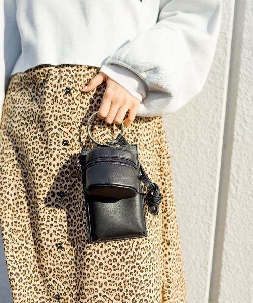 RASVOA（ラスボア）の「マルチイヤホンポーチ付スマフォショルダー（ショルダーバッグ・レディース・ブラック/シルバー・FREE）」の9枚目の写真