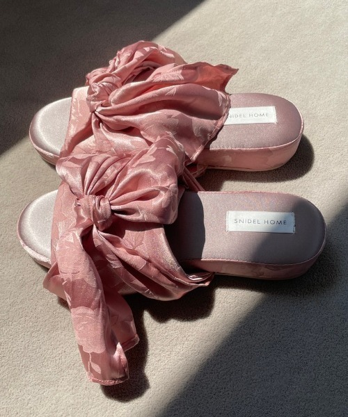 SNIDEL HOME(スナイデルホーム)の「バリエーションリボンスリッパ(ルームシューズ/スリッパ・レディース・ピンク/ピンクベージュ/ブラック×イエロー・FREE)」の2枚目の写真