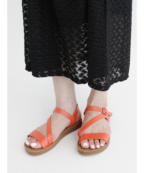 Samansa Mos2 blue(サマンサモスモスブルー)の「斜めストラップサンダル(サンダル・レディース・オレンジ/ダークブラウン/キナリ・MEDIUM/LARGE)」の1枚目の写真