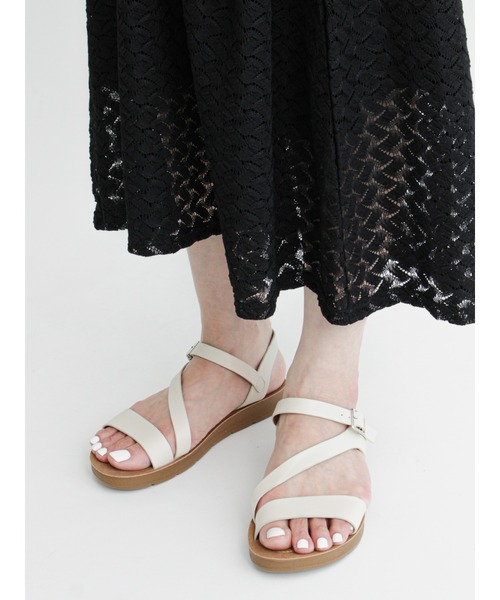 Samansa Mos2 blue(サマンサモスモスブルー)の「斜めストラップサンダル(サンダル・レディース・オレンジ/ダークブラウン/キナリ・MEDIUM/LARGE)」の2枚目の写真