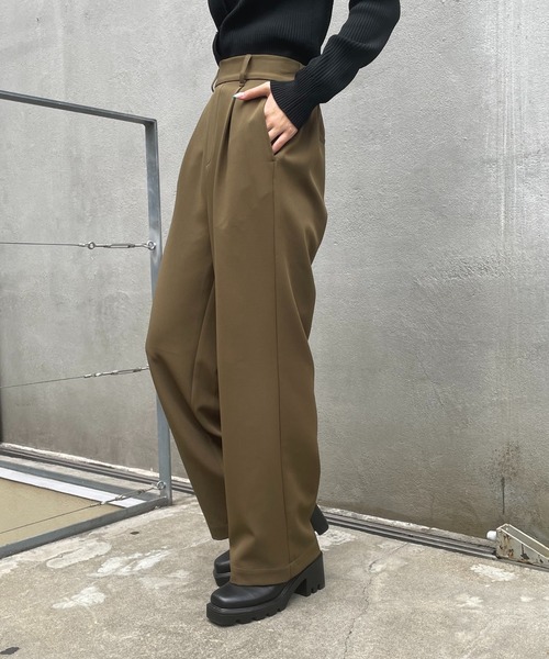 COLONY 2139（コロニートゥーワンスリーナイン）の「サイズ展開あり/ストレッチイージーケアーパンツ(1タックワイド)/ワイドパンツ（スラックス・レディース・ブラック/ベージュ/カーキ/ピンク・SMALL/MEDIUM/LARGE）」の3枚目の写真