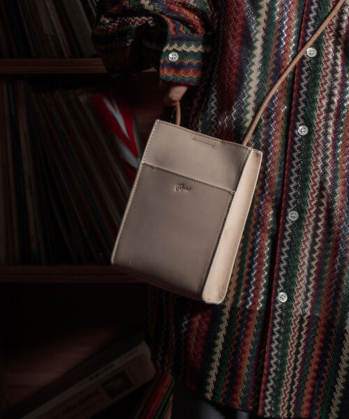 GLOSTER（グロスター）の「【GLOSTER/グロスター】レザーマルチポシェット ミニバッグ スクエアショルダー（ショルダーバッグ・メンズ・ブラック/ベージュ・FREE）」の5枚目の写真