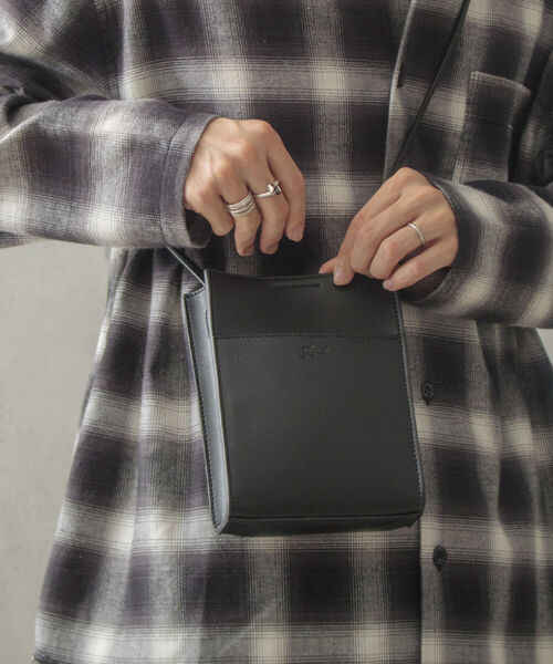 GLOSTER（グロスター）の「【GLOSTER/グロスター】レザーマルチポシェット ミニバッグ スクエアショルダー（ショルダーバッグ・メンズ・ブラック/ベージュ・FREE）」の10枚目の写真