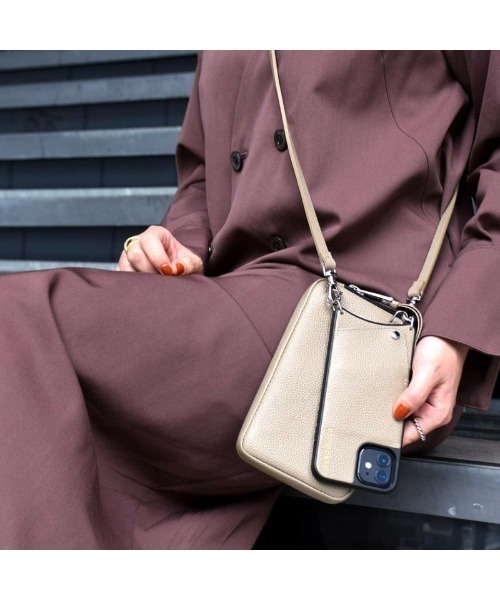 BANDOLIER（バンドリヤー）の「【BANDOLIER】EMMA LIGHT TAUPE エマ ライトトープ/iPhone 12 /12Pro/ iPhone 13 /13 Pro対応ケース（スマホケース/カバー・レディース・ベージュ系8/ベージュ系6/ベージュ系7・FREE）」の2枚目の写真