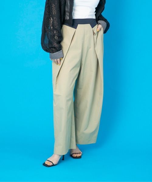 Eimee Law(エイミーロウ)の「デザインタックパンツ(その他パンツ・レディース・ベージュ/ライトグレー/ネイビー・38)」の13枚目の写真