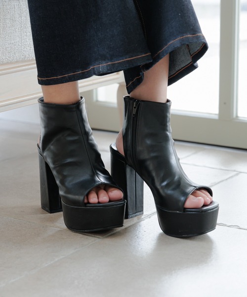 FOREVER 21（フォーエバー トゥエンティーワン）の「厚底ブーツサンダル（サンダル・レディース・ライトブルー/ブラック/ホワイト・SMALL/LARGE/MEDIUM）」の3枚目の写真