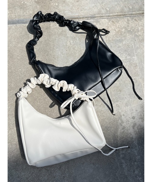 PHILLY(フィリー)の「2WAYギャザーリボンバッグ(ショルダーバッグ・レディース・アイボリー/ブラック・FREE)」の5枚目の写真