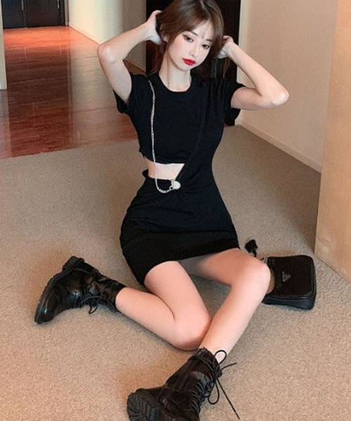 GLAMOROUS JANE(グラマラスジェーン)の「ウエストカットアウトチェーン付きワンピース(ワンピース・レディース・ブラック・FREE)」の4枚目の写真