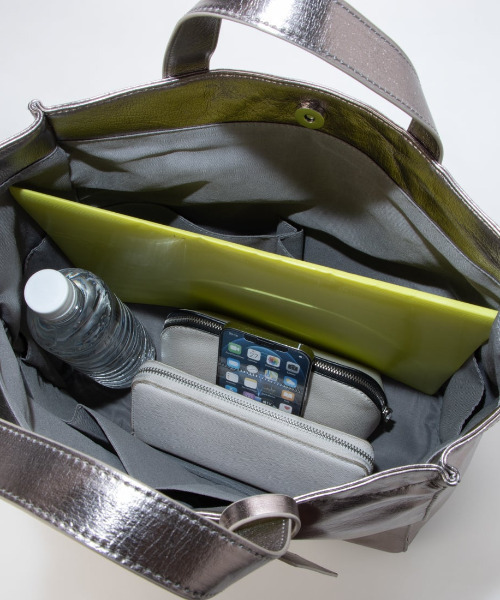 cache cache(カシュ カシュ)の「カシュカシュ cachecache / ソフトメタリックショッパートート(トートバッグ・レディース・シルバー/シルバー系その他/ゴールド・FREE)」の16枚目の写真