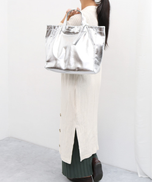 cache cache(カシュ カシュ)の「カシュカシュ cachecache / ソフトメタリックショッパートート(トートバッグ・レディース・シルバー/シルバー系その他/ゴールド・FREE)」の17枚目の写真