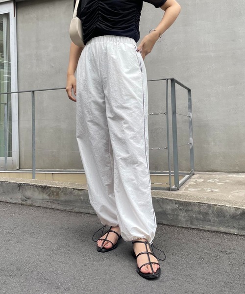 CAPRICIEUX LE'MAGE（カプリシューレマージュ）の「ラインパラシュートパンツ（その他パンツ・レディース・ベージュ/ホワイト・36/38）」の4枚目の写真