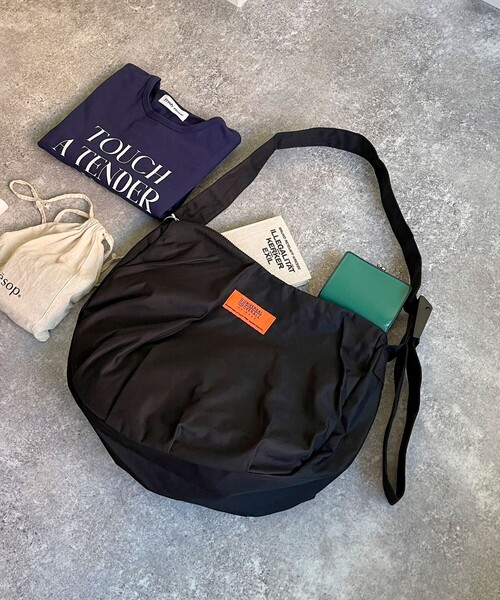 UNIVERSAL OVERALL（ユニバーサルオーバーオール）の「【UNIVERSAL OVERALL/ユニバーサルオーバーオール】GABARDINE HOBO SHOULDER（ショルダーバッグ・レディース・ブラック/ベージュ・FREE）」の2枚目の写真