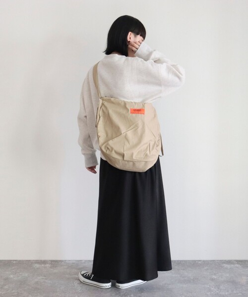 UNIVERSAL OVERALL（ユニバーサルオーバーオール）の「【UNIVERSAL OVERALL/ユニバーサルオーバーオール】GABARDINE HOBO SHOULDER（ショルダーバッグ・レディース・ブラック/ベージュ・FREE）」の3枚目の写真